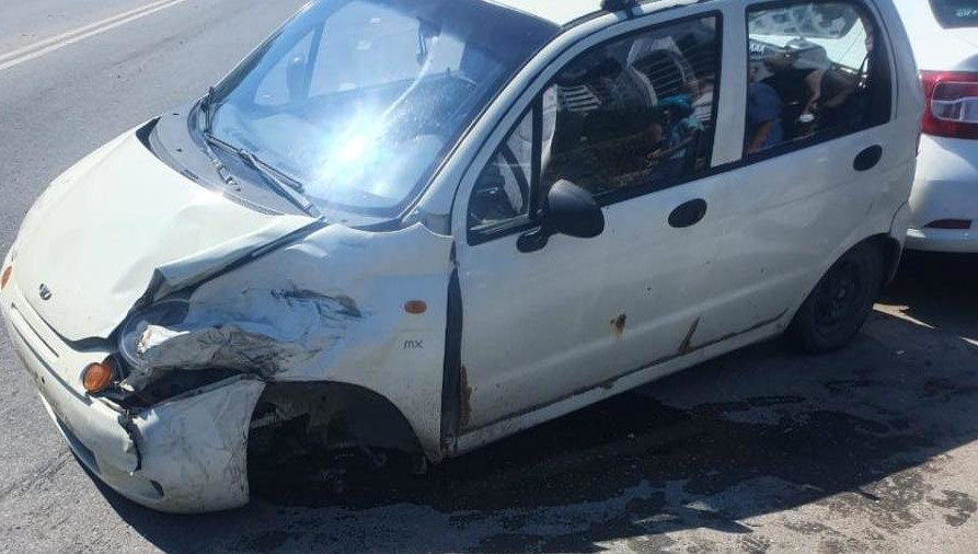 За рулем легковушки был 81-летний водитель.