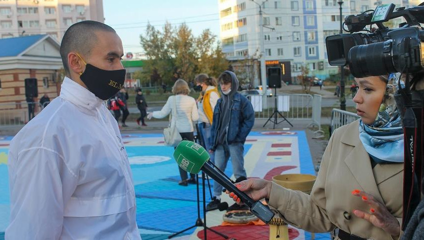 Актер и обладатель главной российской театральной премии «Золотая маска» устроил перформанс во время открытия арт-объекта в Альметьевске.