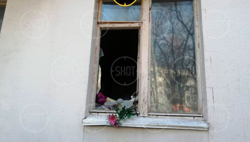 В помещении выбиты стекла