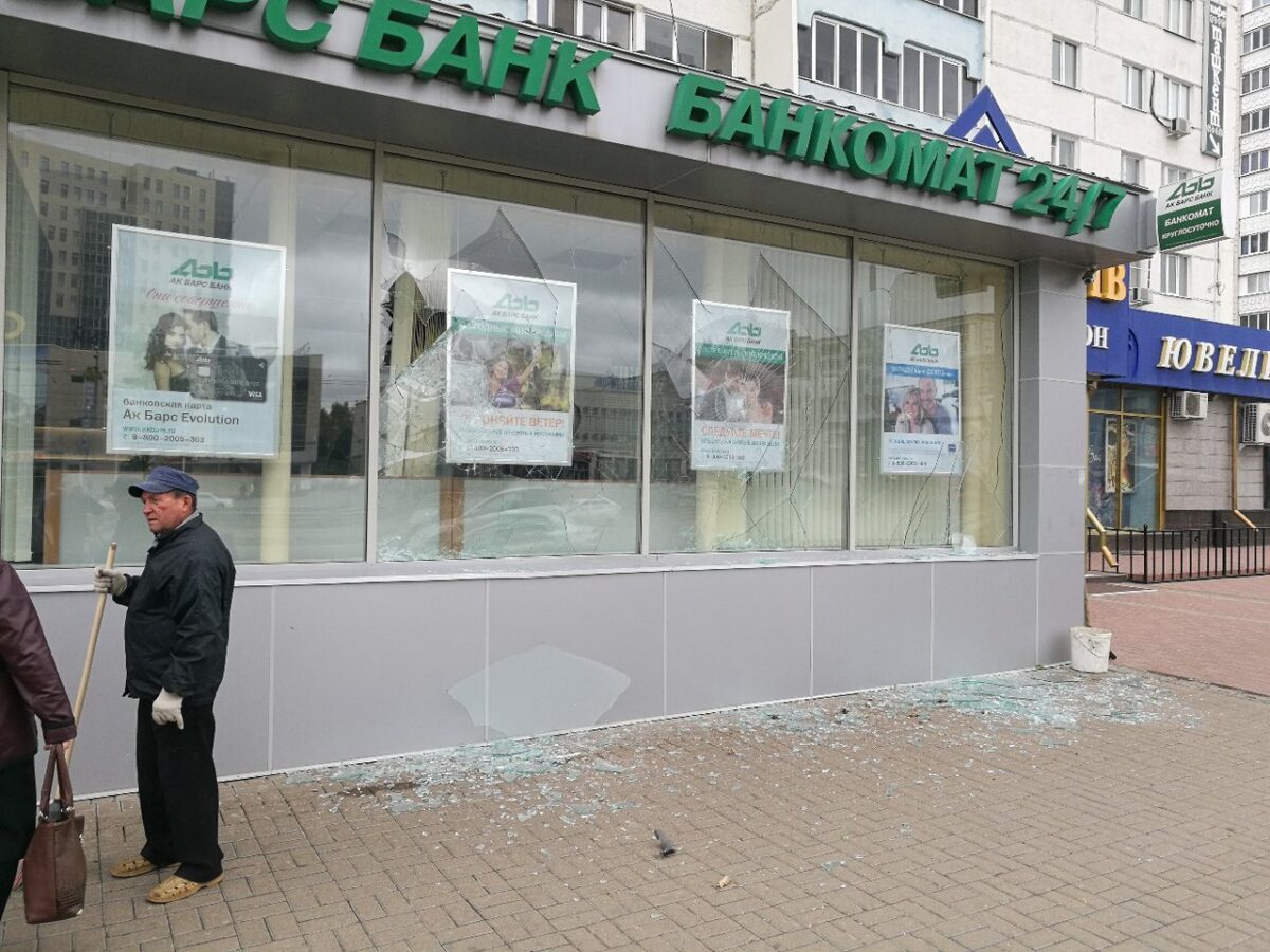 В Казани безработный разбил камнями стекла в офисе «Ак Барс» банка 