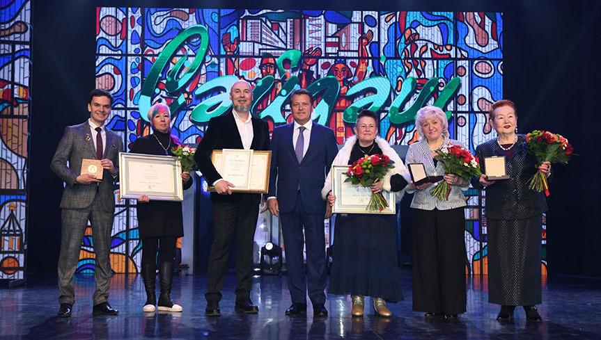 На праздничном вечере мэр Казани Ильсур Метшин вручил награды сотрудникам учреждения.