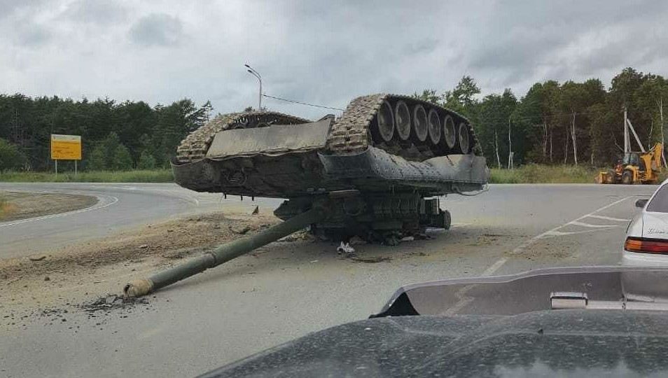 При перевозе не выдержало крепление.