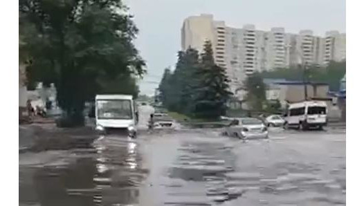 Автомобили буквально плавали по дорогам столицы.