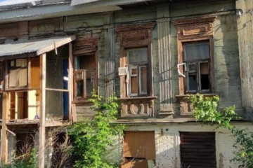 Бездомные обосновались в домах по улице Карла Маркса