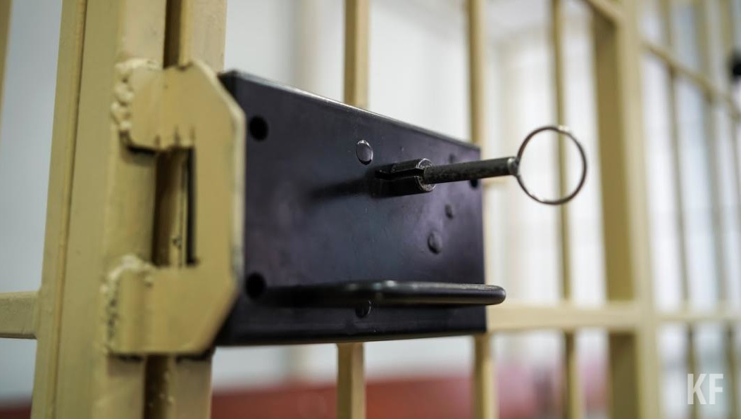 Мужчины поссорились после посиделок с алкоголем.