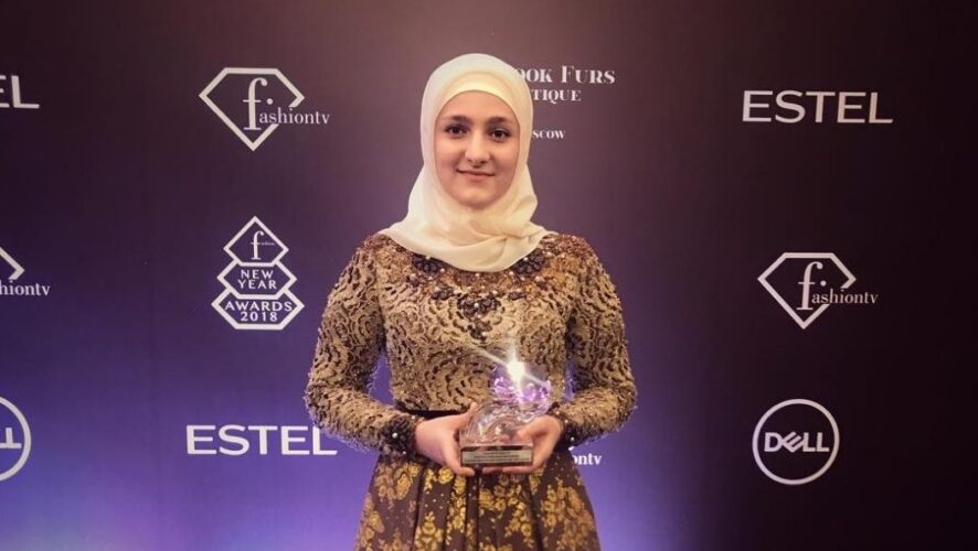 18-летняя дочь главы Чечни Рамзана Кадырова Айшат стала лауреатом престижной премии в области моды Fashion New Year Awards 2018. Фото опубликовано в официальном Instagram модного дома Firdaws