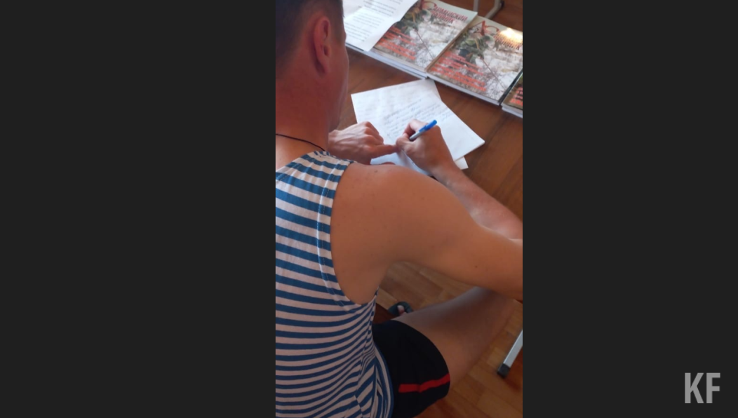 Делегация из сотрудников местного исполкома побывала в воинской части Оренбургской области.