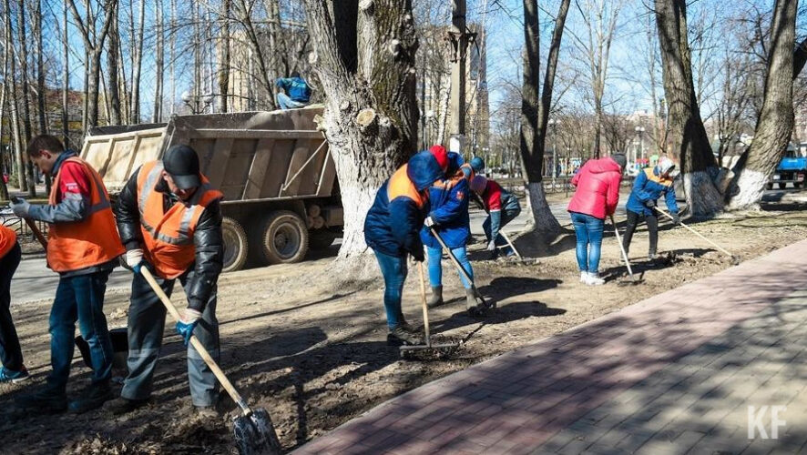 На уборку вышли не только коммунальные службы.