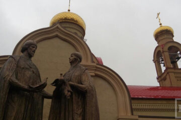 Скульптура установлена в Ново-Савиновском районе города.