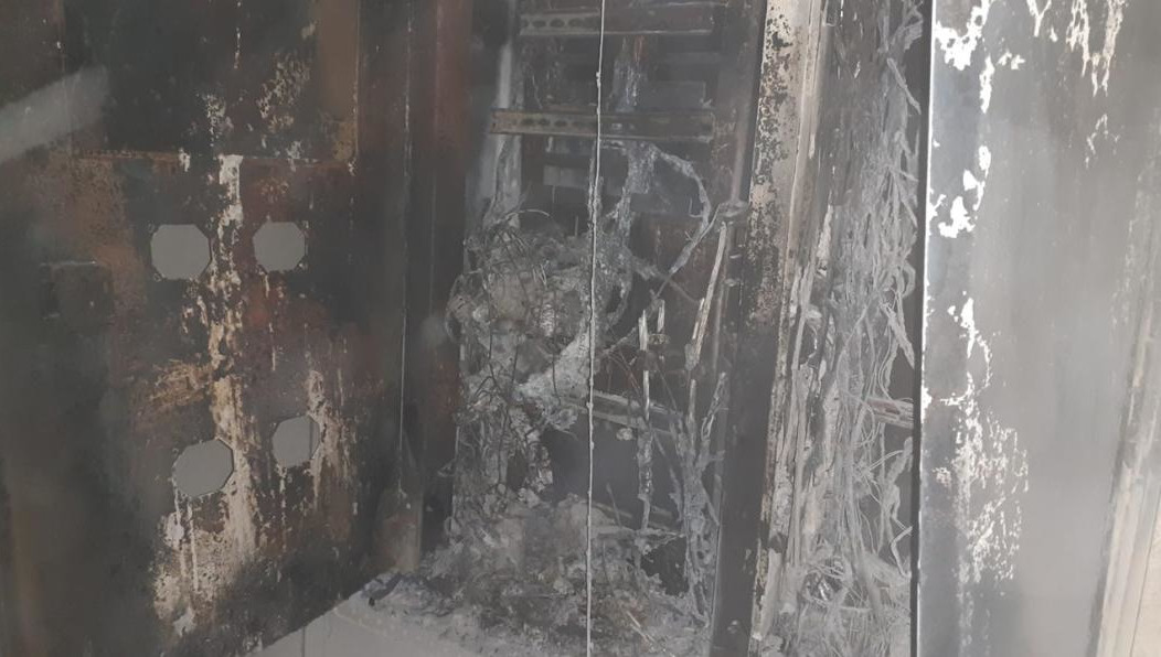 В жилом доме полыхал электрощиток.