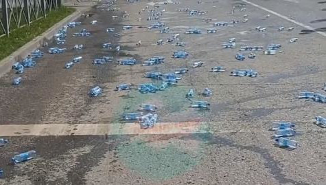 Соответствующее видео с мусором на дороге появилось в соцестях.