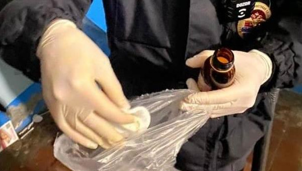 Личный досмотр задержанного провели в подъезде.