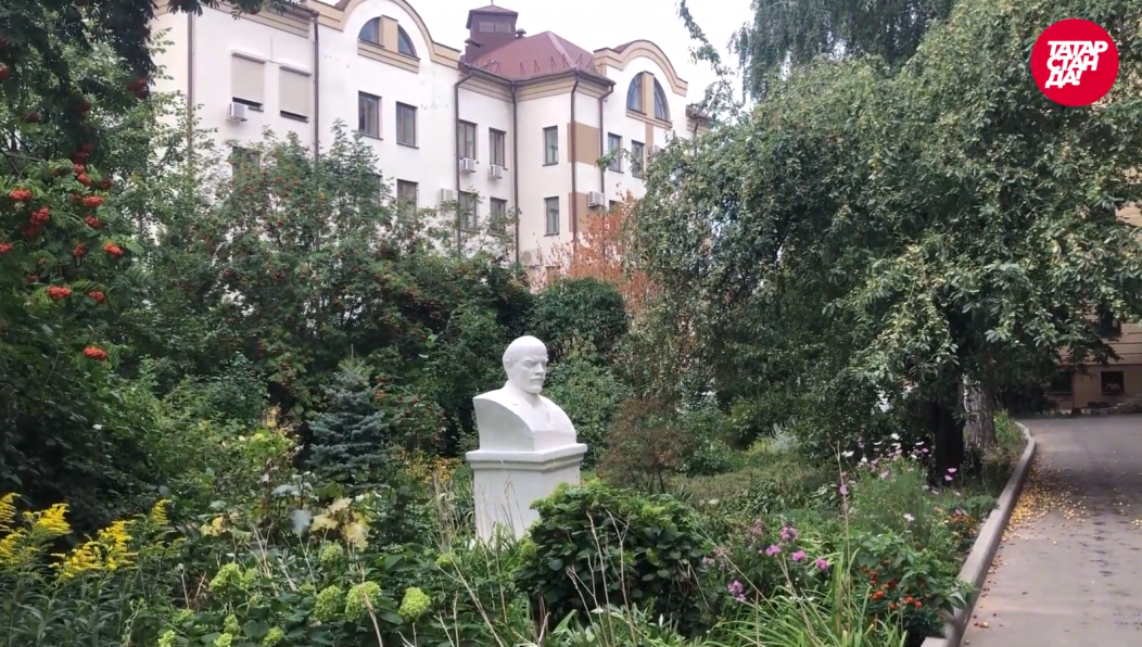 Из перенесли во двор на Щапова и теперь это место паломничества туристов