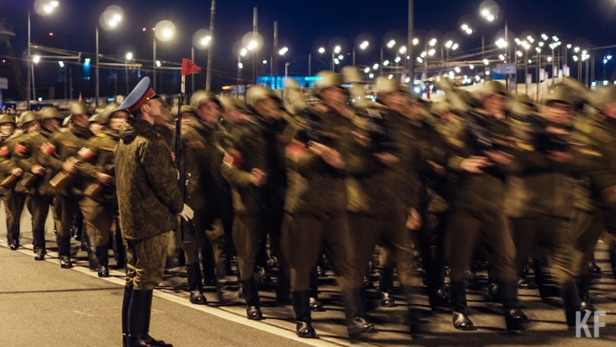 При обсуждении увеличения численности Вооруженных сил РФ речь идет о росте числа «военнослужащих по контракту».