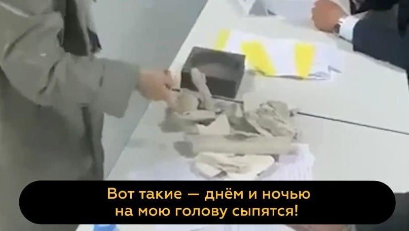 Пойти на такой шаг женщину заставило бездействие чиновников - последний капремонт в доме делали 26 лет назад.