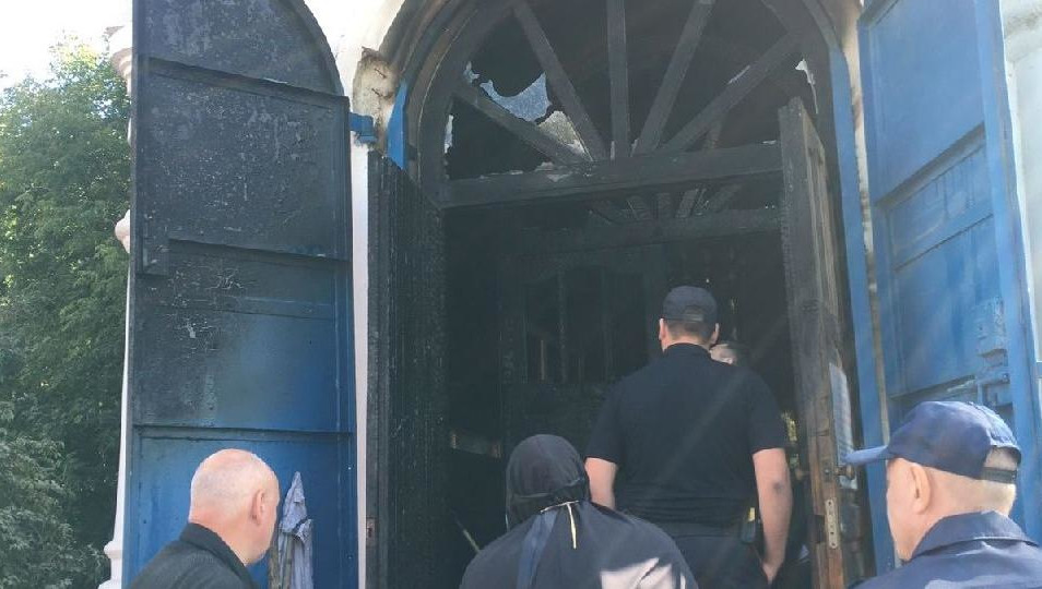 Одна из сотрудниц получила ожоги.