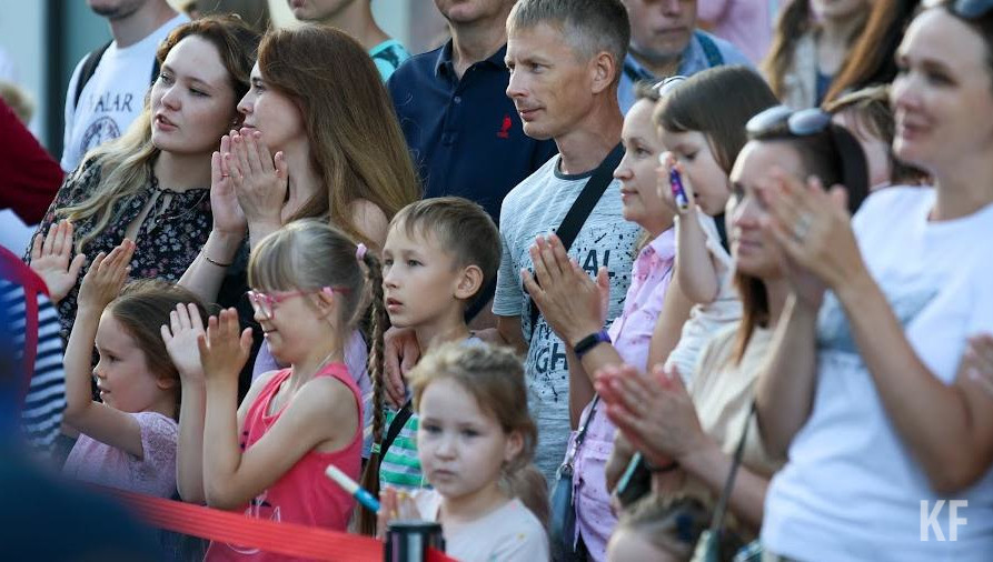 Сейчас в городе живут более 280 тысяч ребят.