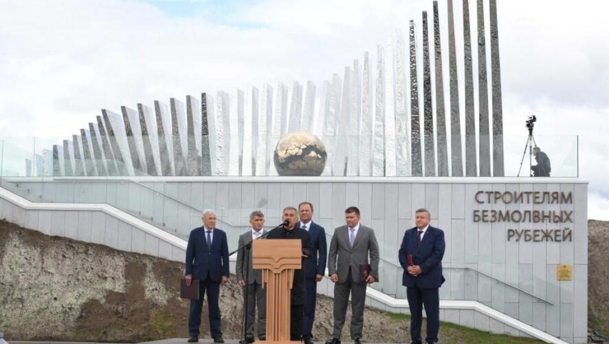 Данный мемориал первый в России посвящен труженикам&nbsp;тыла и строителям оборонительных рубежей.