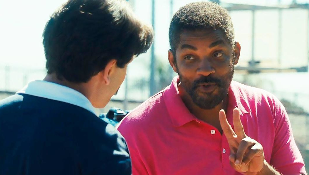 Он ударил ведущего церемонии по лицу за шутку о прическе жены