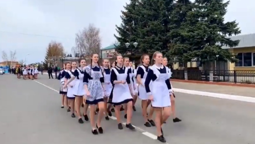 При этом сами взрослые стояли в куртках.