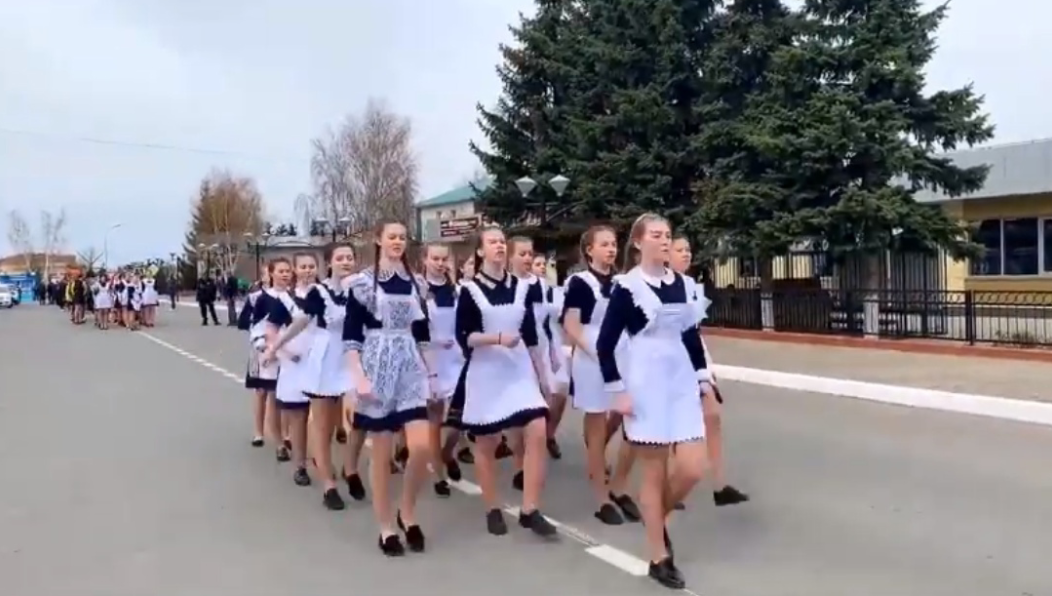 При этом сами взрослые стояли в куртках.