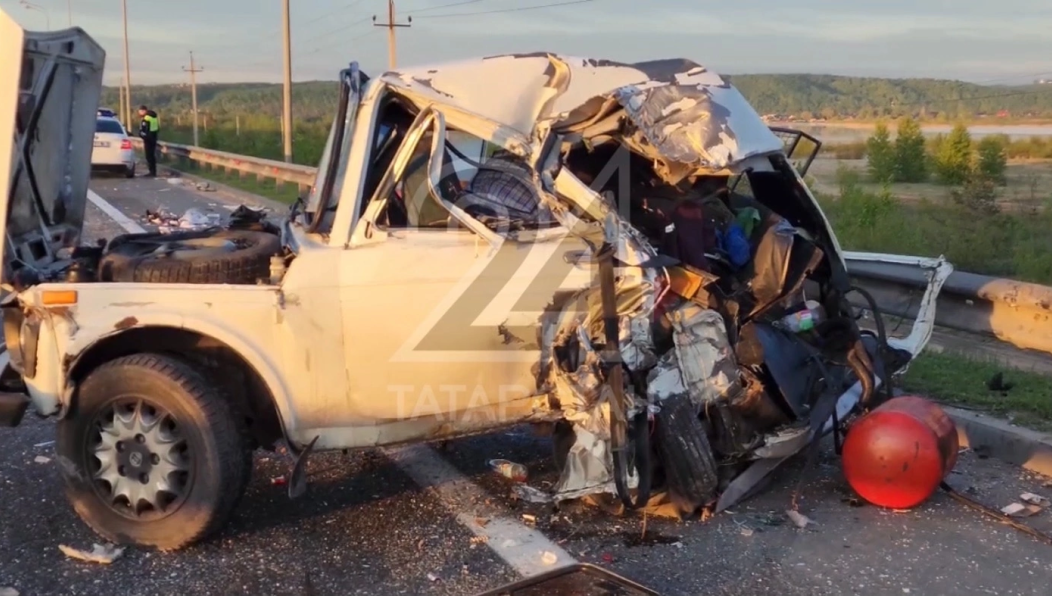 Фура протащила «легковушку» несколько метров.