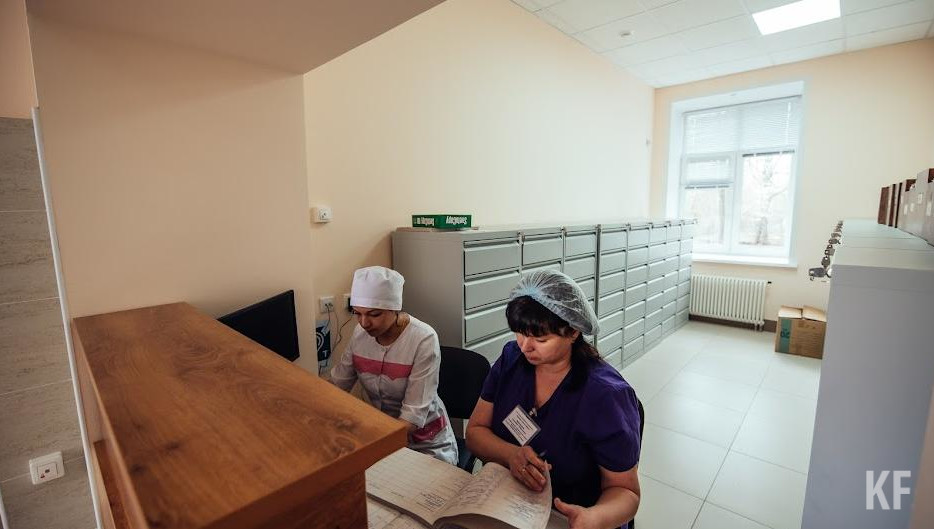 Заболевающих специалистов своевременно заменяют другими кадрами.