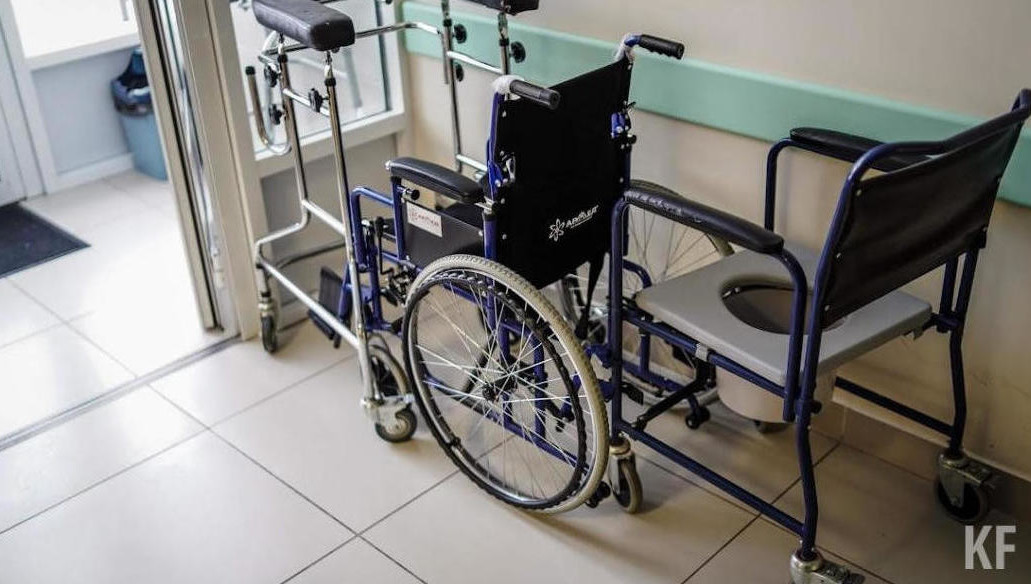 Подростку с ДЦП пришлось ползти по лестнице в Вахитовском суде.