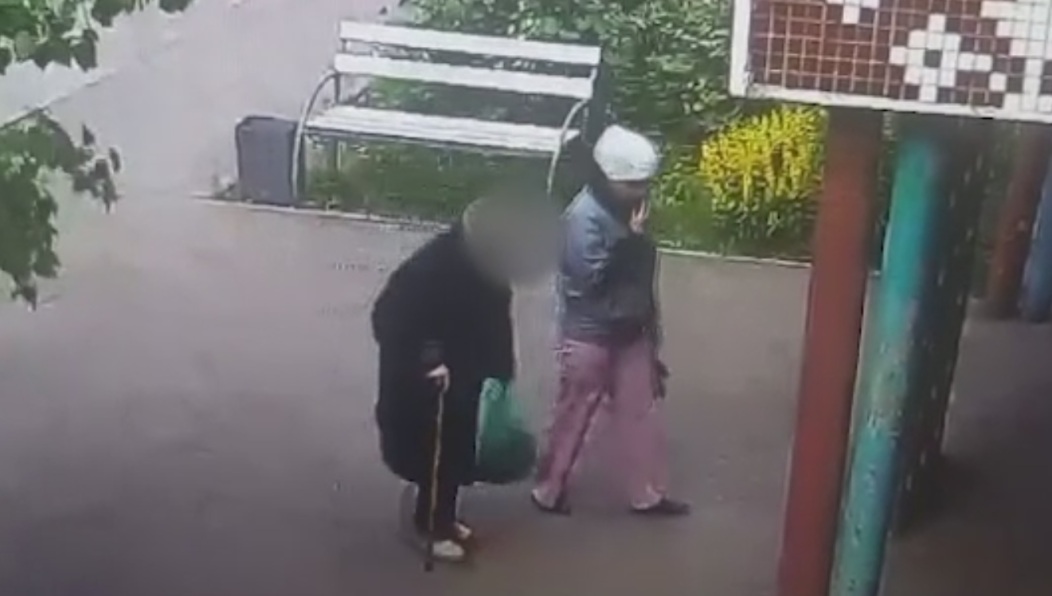 Пожилая женщина передала незнакомкам 335 тысяч рублей.