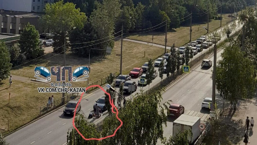 Машина сбила пешеходов на улице Ломжинской.