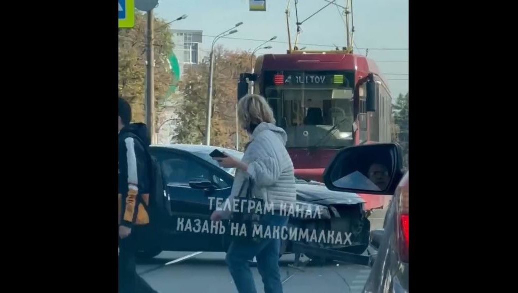 Машина врезалась в транспорт