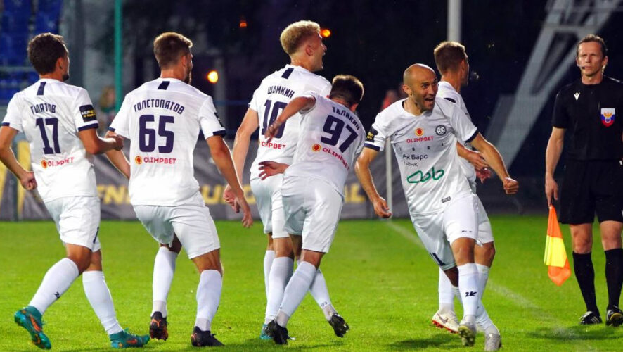 Челнинский клуб возглавляет таблицу после четырех туров.