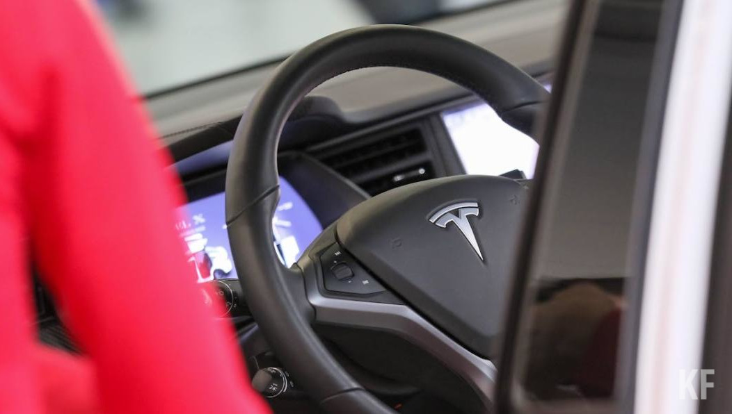 Обездвиженный транспорт простаивает у ТЦ уже несколько дней.