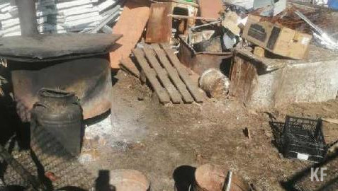 Мужчина складирует у своего участка мусор.