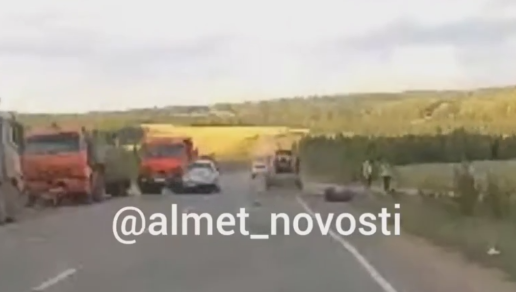 В аварии погиб водитель легковушки.