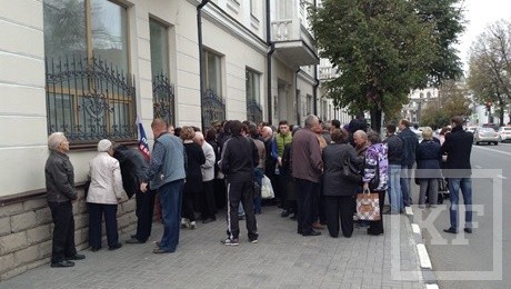 Около 150 человек собрались сегодня у крыльца здания управления экономической безопасности и противодействия коррупции МВД по РТ на улице Лобачевского. По их словам