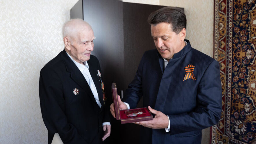 Также мэр Казани вручил участнику войны медаль 100-летия ТАССР.
