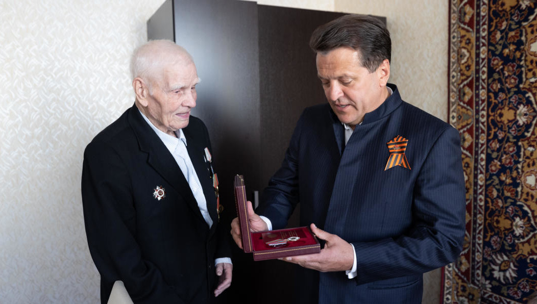 Также мэр Казани вручил участнику войны медаль 100-летия ТАССР.