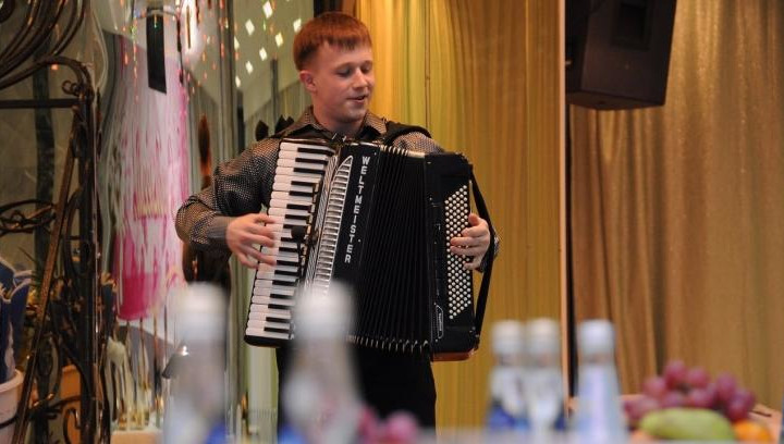 До этого он был преподавателем в музыкальном колледже нефтеграда.