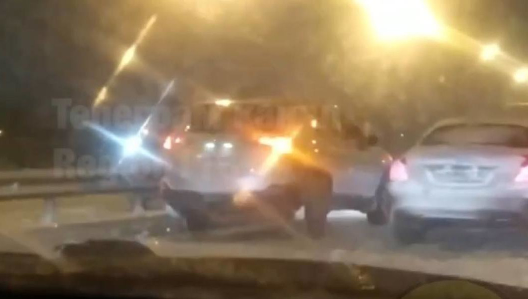 Комментаторы во всем винят торопливость водителей в снежную погоду.