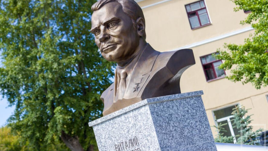 В Казани установили памятник легендарному руководителю авиационного завода.