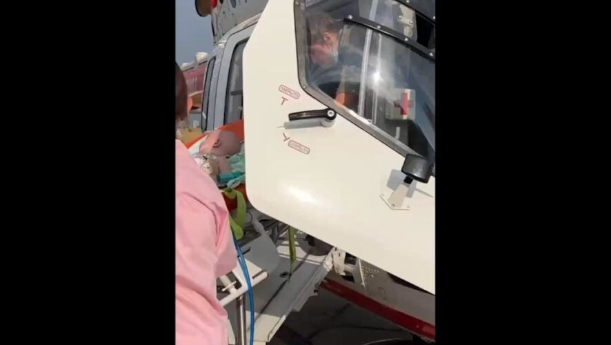 Ребёнка доставили в столицу санитарной авиацией.