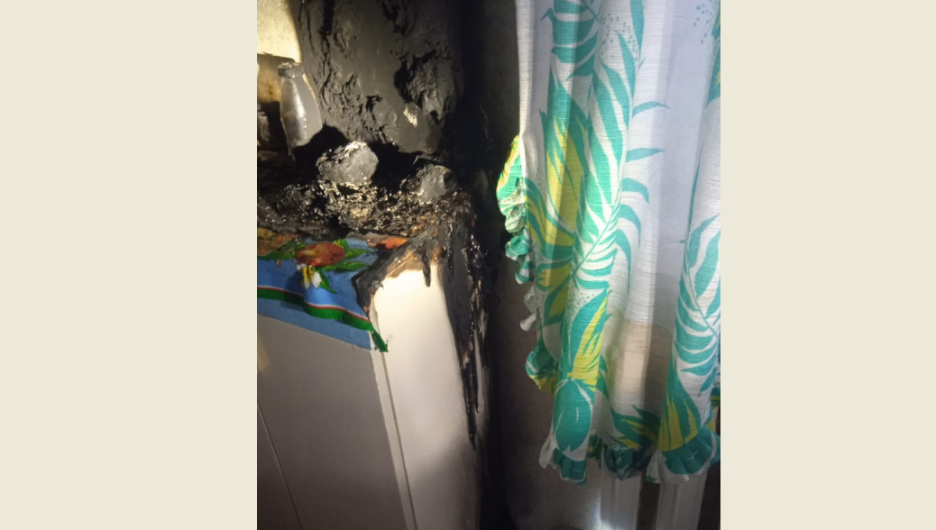 Пламя от непотушенного огарка перебросилось на тумбу.