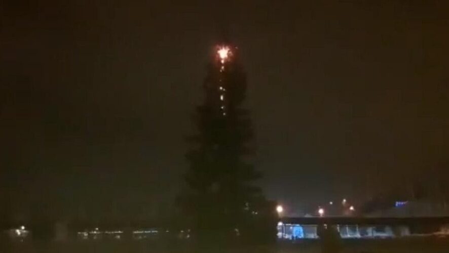 Елка на центральной площади Арска вспыхнула вечером 29 декабря. Видео инцидента очевидцы происшествия опубликовали в соцсетях.