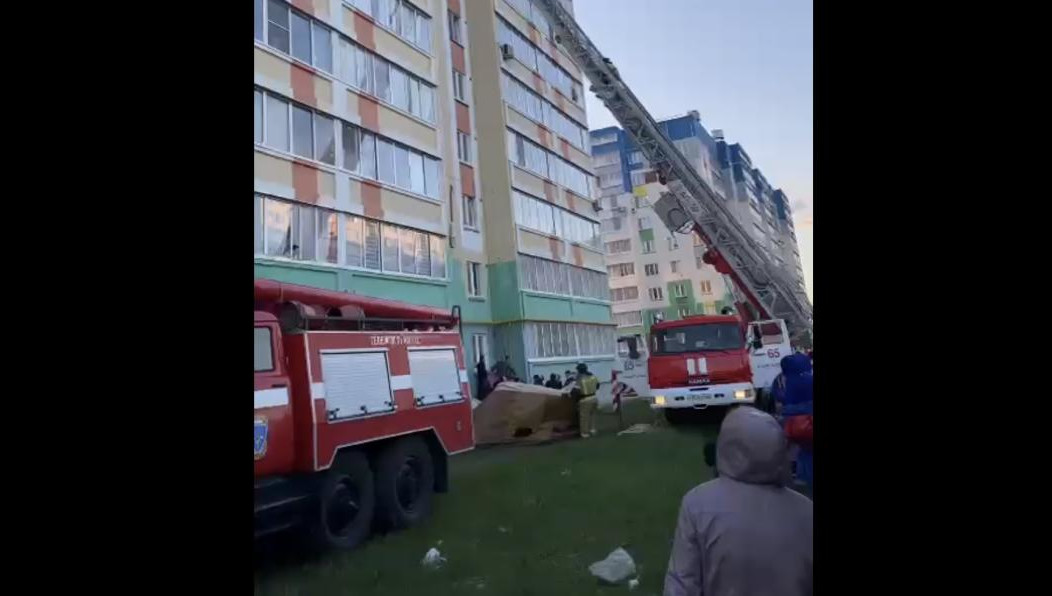 Ещё двоих детей сняли спасатели.