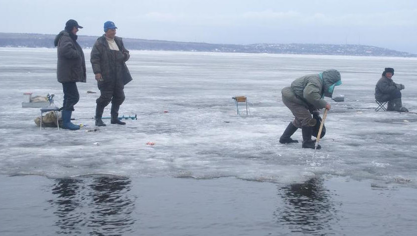 Сотрудники МЧС Татарстана предостерегают любителей зимней ловли от бездумных поступков