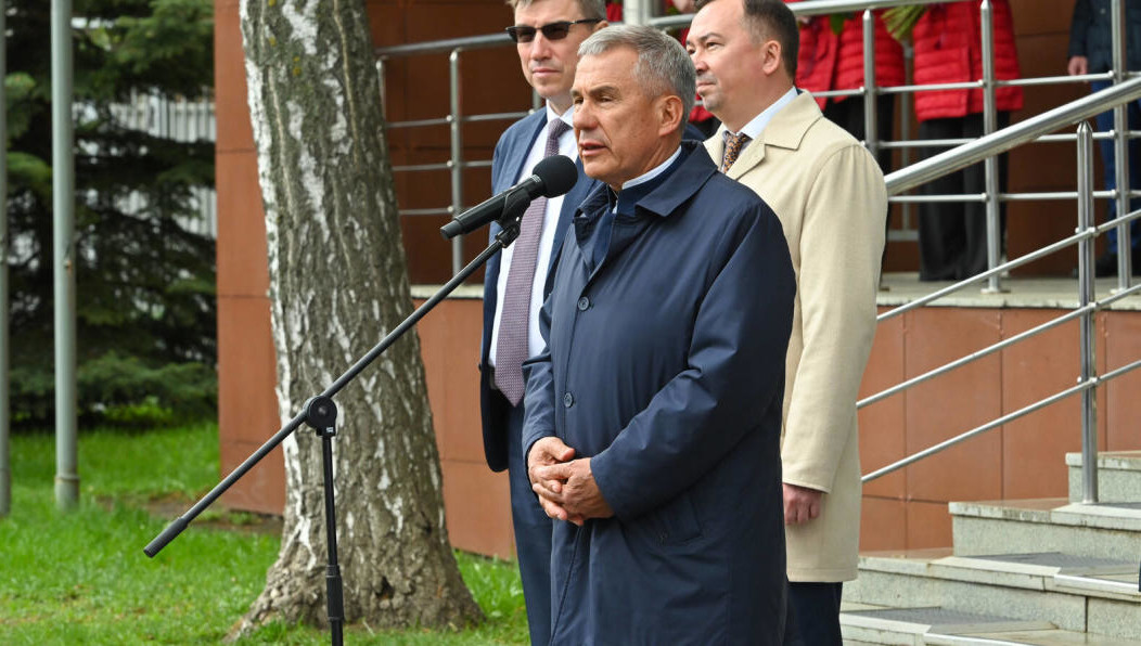 Он установлен на здании Казанского Гипронииавиапрома.