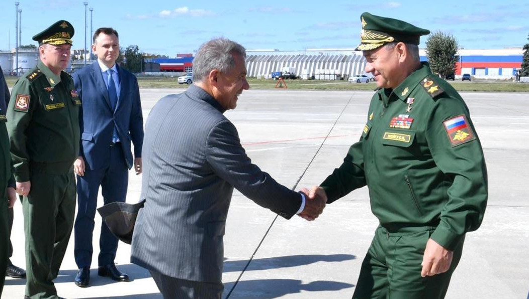 Министр обороны России также посетил предприятие по выпуску вертолетов.