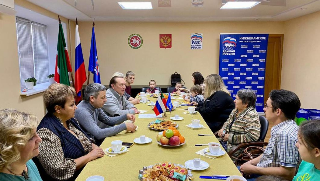 Депутат обсудил с ними меры господдержки.