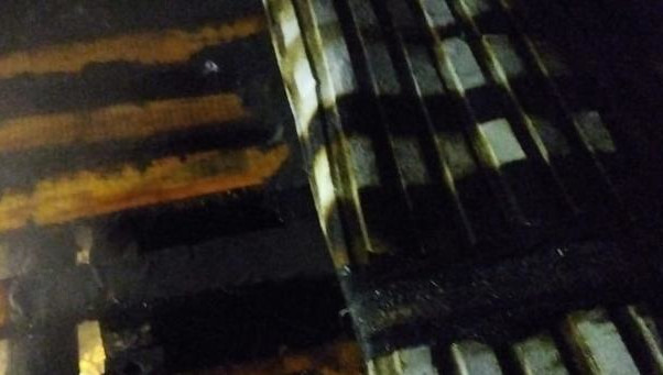 Огонь вспыхнул в пристрое к квартире на первом этаже.